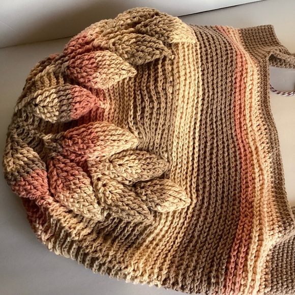 Brand New HANDMADE 3 D Leaf Crochet Shoulder Bag - Picture 9 of 10